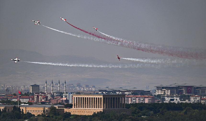 Anıtkabir semalarında nefes kesen anlar! Türk Yıldızları izleyenleri büyüledi