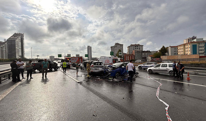 TEM İSTOÇ mevkiinde zincirleme kaza: 2 ölü, 4 yaralı