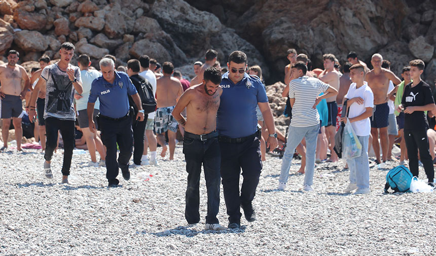 Antalya'da plajda görülmemiş eşkıyalık! İhbara gelen polislere balta ve neşter çektiler