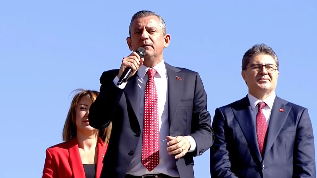 CHP lideri Özel, 1. Meclis önünde vatandaşlara seslendi! "Şehitlerimizin rızası olmayacak bir şeyin tarafı olmayacağız"