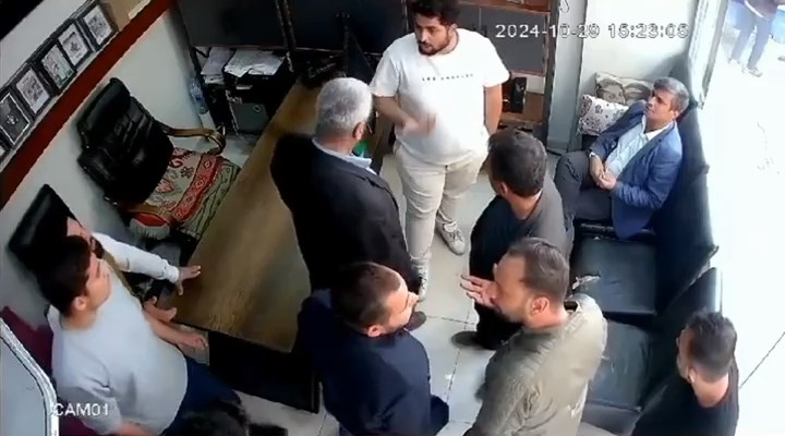 Alacak verecek tartışması kavgayla bitti: İşyeri sahibini böyle darbettiler