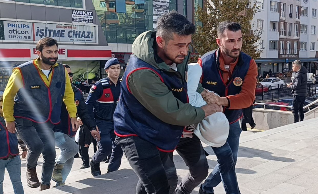 9 aylık bebeği istismar etmişlerdi. Flaş gelişme yaşandı: Baba cezaevinde ölü bulundu iddiası