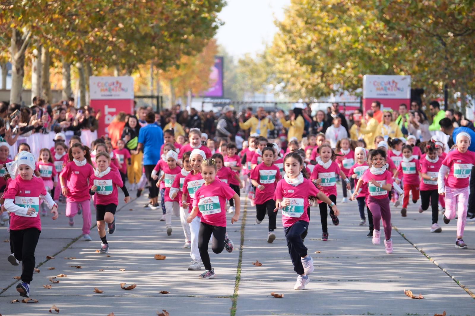 Geleceğin maratoncuları İstanbul Maratonu'nda sahne aldı