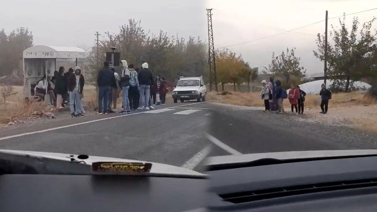 Diyarbakır'da öğrenciler otostop çekerek okula gidiyor! Servis şirketi haksız kazanç sağlıyor iddiası