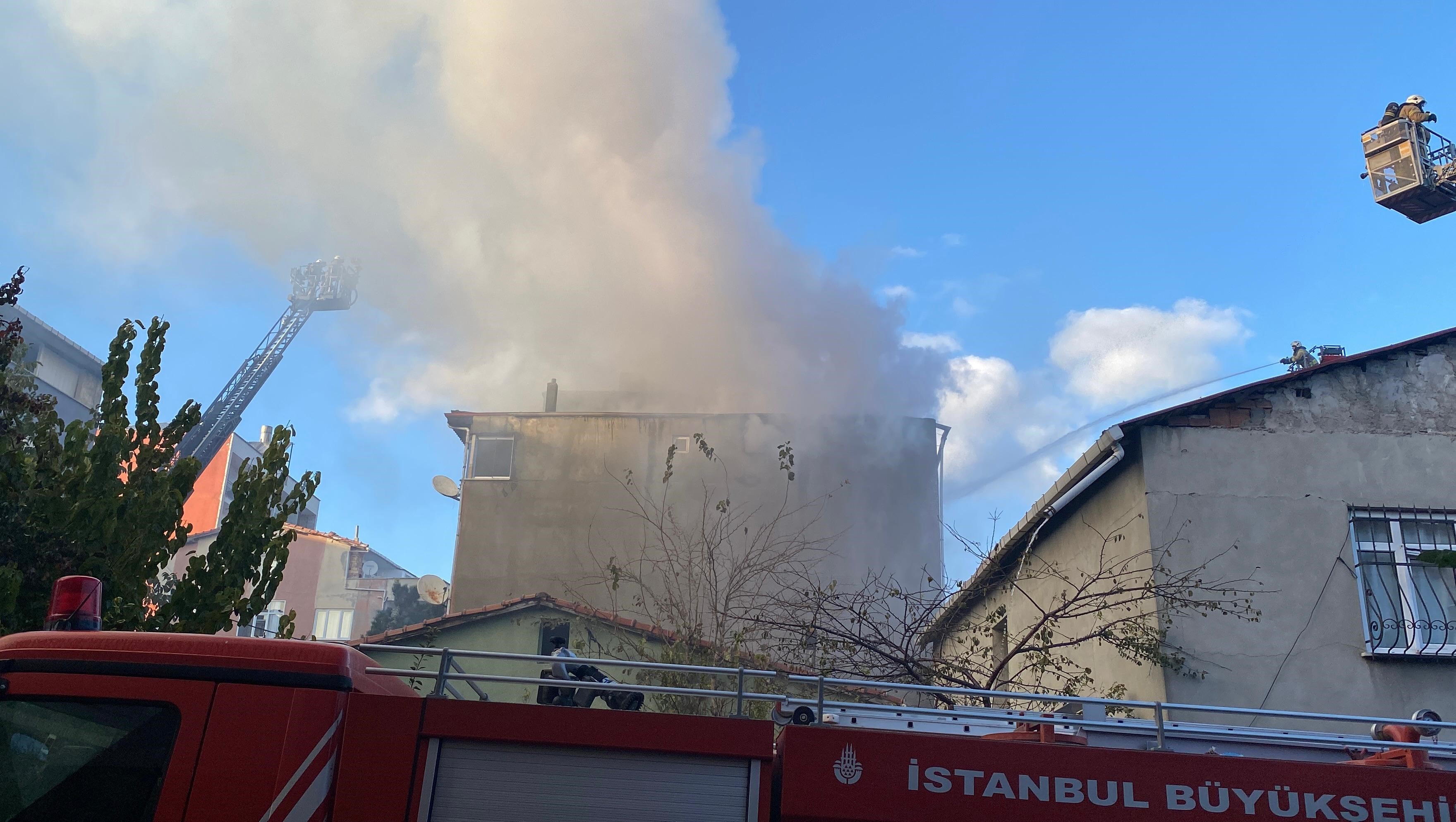 Tüp patladı, çatı katı alev alev yandı: İstanbul'da faciadan dönüldü