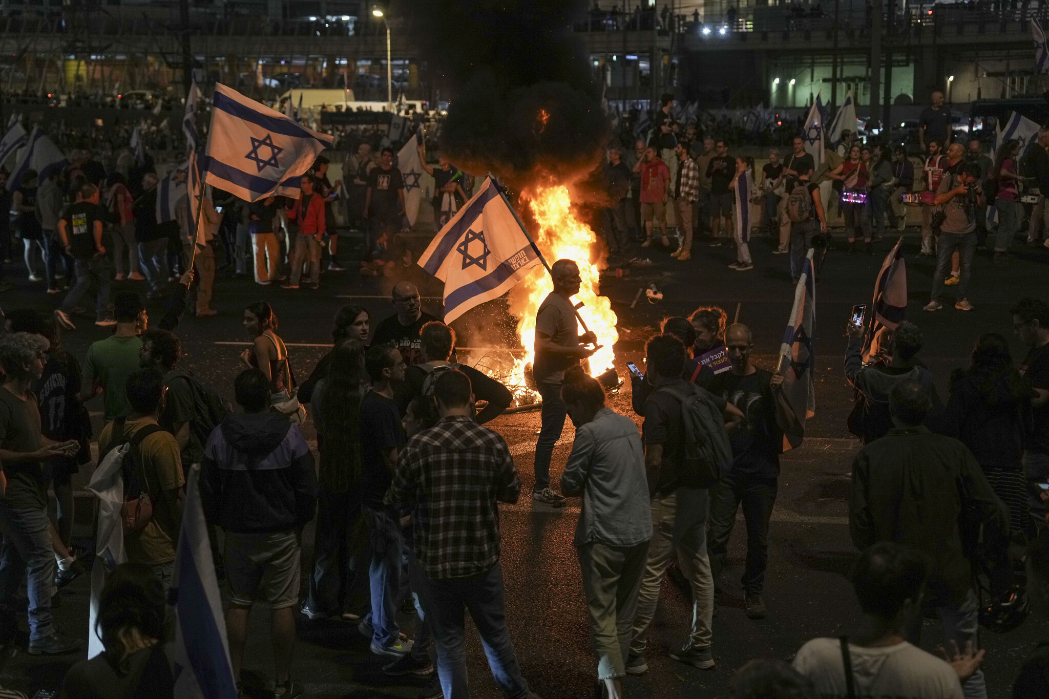 İsrailliler Savunma Bakanı Gallant için sokağa döküldü: Netanyahu güvenliğimizi satıyor!