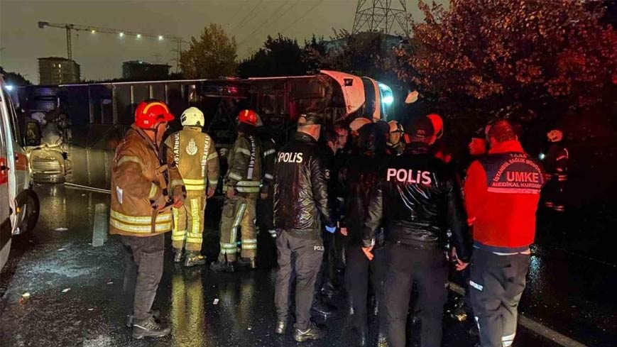 İstanbul'da yolcu otobüsü devrildi: Çok sayıda yaralı var