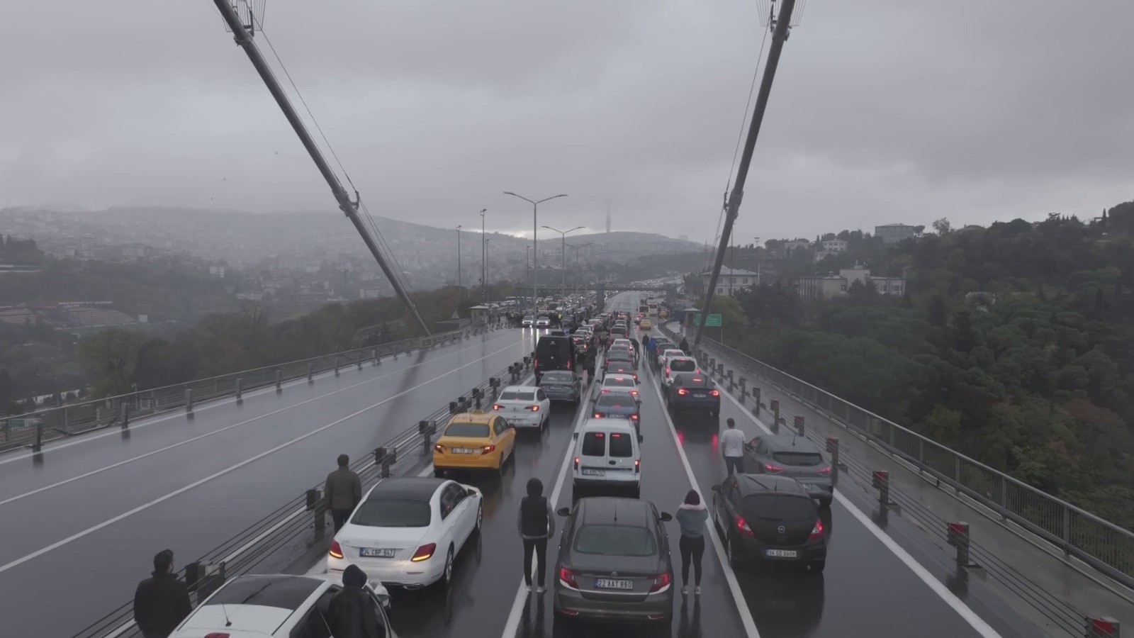 İstanbul Boğazı'nda Atatürk'e saygı duruşu: Yağmur dinlemediler