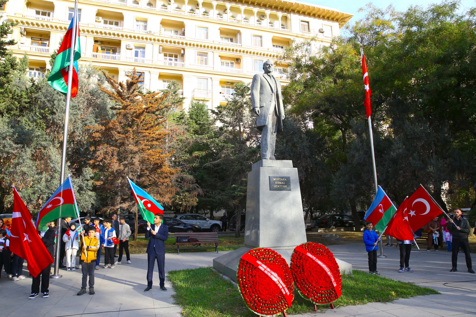 Atatürk vefatının 86’ncı yıldönümünde Azerbaycan’da anıldı: Türk milletinin dahi evladını minnetle anıyoruz!