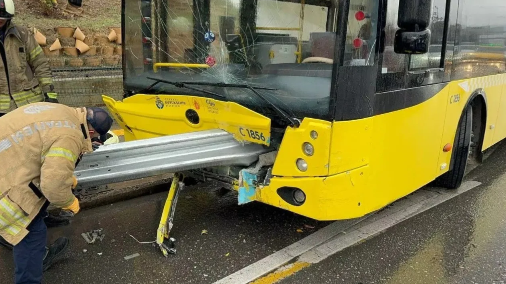 İETT otobüsü bariyerlere saplandı! Adeta faciadan dönüldü, Kadıköy seferini yapıyordu