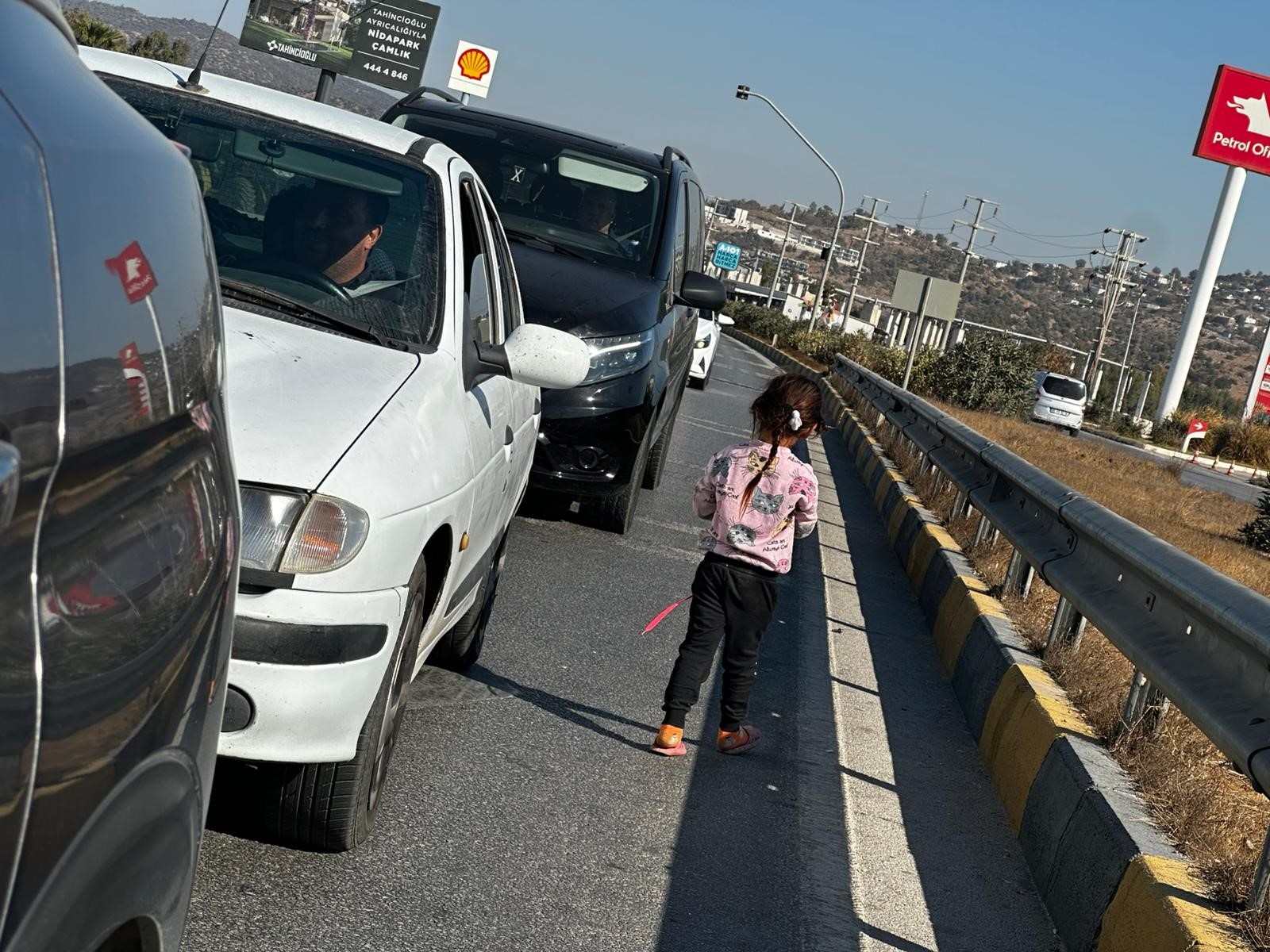 Karayolunda dilendirilen küçük çocukları adeta ölüme gönderiyorlar