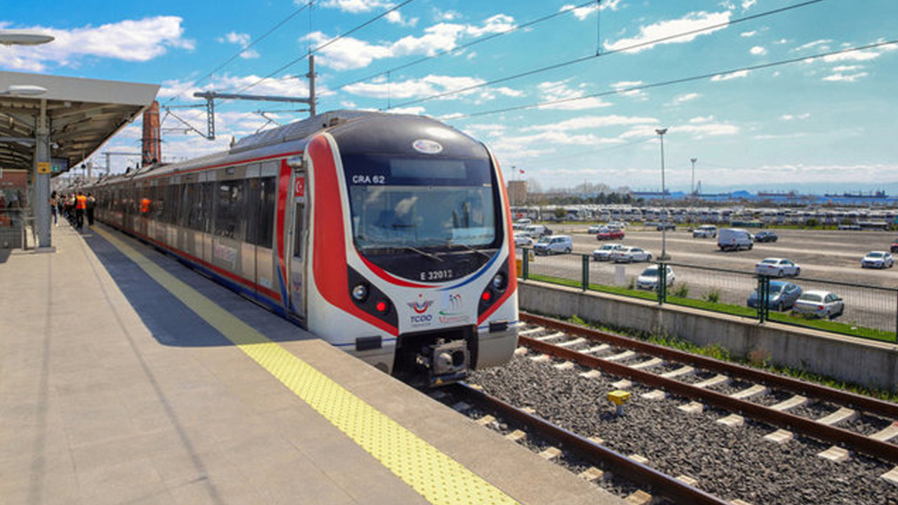 Marmaray hattına araç düştü: Seferlerde aksama yaşanıyor