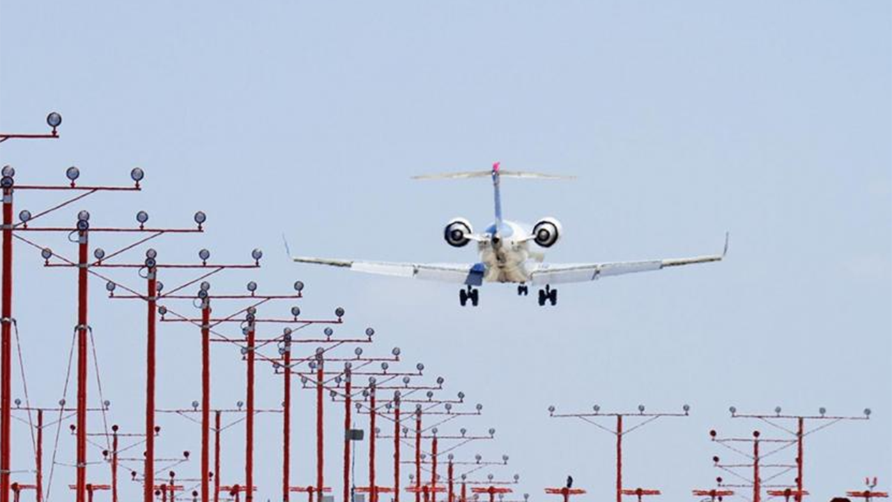 İnişe geçen yolcu uçağına havada silahlı saldırı düzenlendi: Pilotlar hemen rotayı değiştirdi