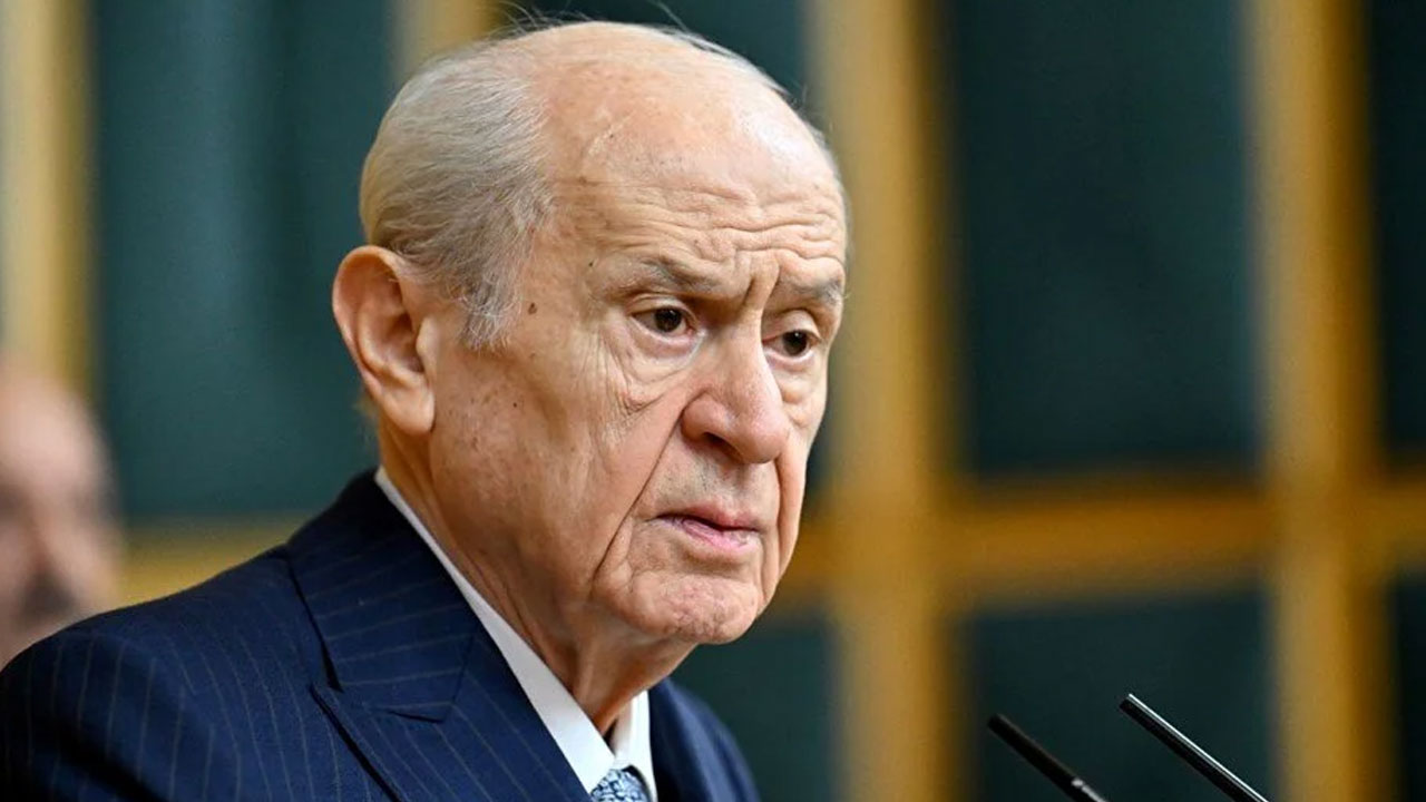 MHP lideri Bahçeli'den gazeteciye sert tepki: Ya davranışlarından vazgeç ya da mesleği bırak