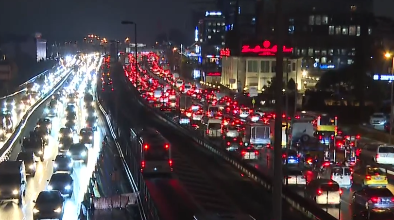 İstanbul'da trafik durma noktasına geldi: Yoğunluk yüzde 90'a ulaştı