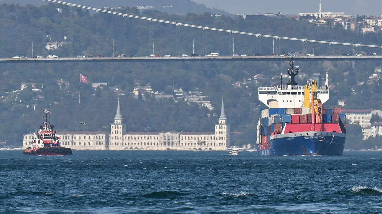 İstanbul Boğazı'nda gemi trafiği askıya alındı