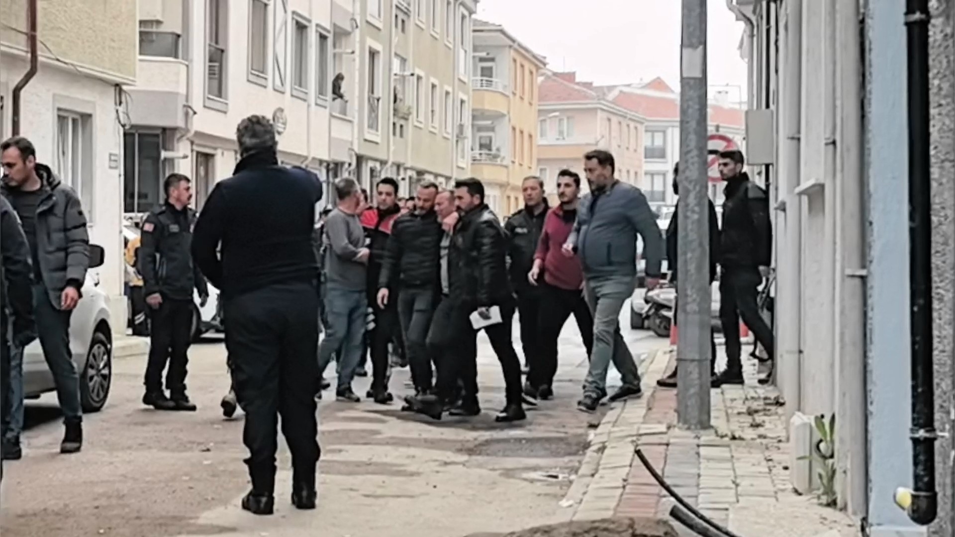 Karısını kemerle boğarak öldürmüştü! Çatıya çıkıp gözyaşları döktü