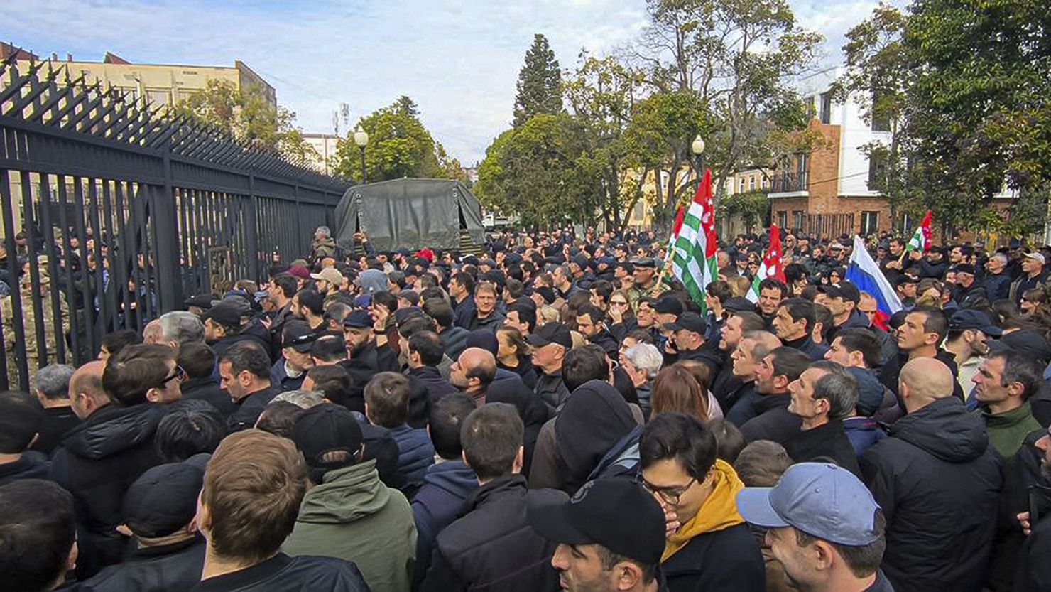 Gürcistan sokakları karıştı: Parlamento binasını bastılar!