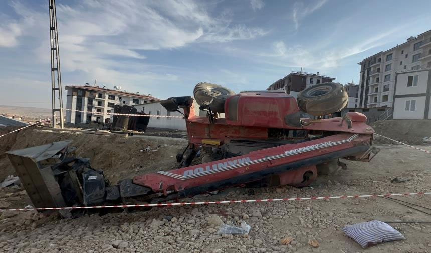 Şantiyede facia! Kepçeye binen iki genç can verdi