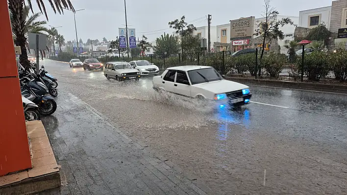 Meteoroloji uyarmıştı! Bodrum'da sağanak yolları göle çevirdi!