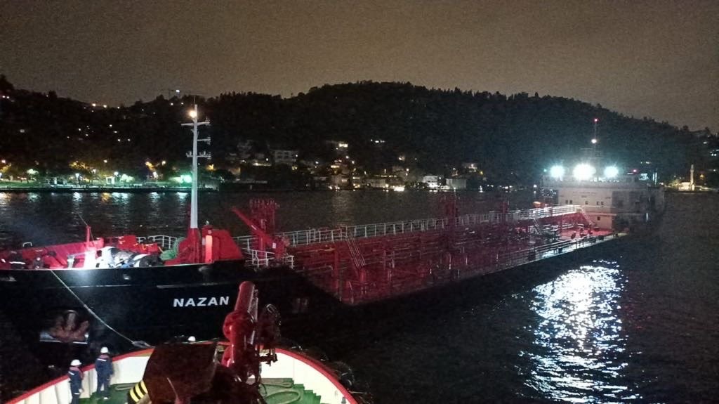 İstanbul Boğazı'nda gemi trafiği çift yönlü olarak askıya alındı