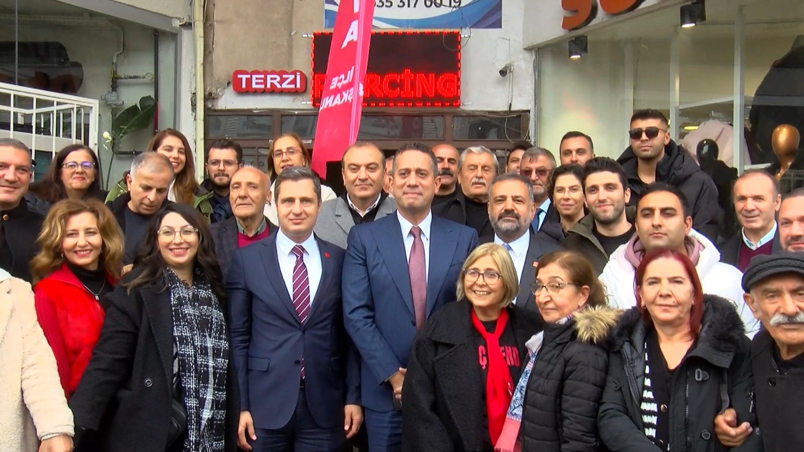 CHP MYK toplantısı Esenyurt'ta yapılıyor: Toplantı sonrası Özgür Özel meydanda vatandaşlara seslenecek