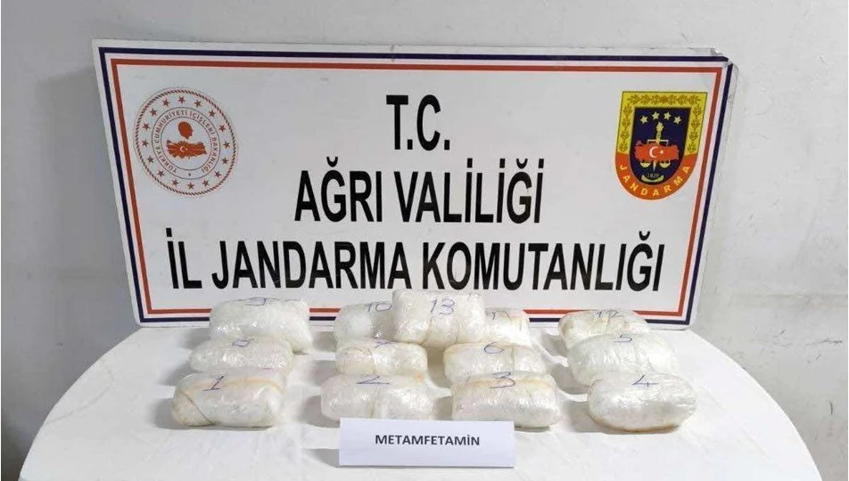 Zehir tacirlerine bir darbe daha! Ağrı'da 16 kilo 200 gram metamfetamin ele geçirildi