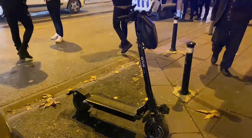 İstanbul'da scooter sürücüsü otomobilin altında kaldı