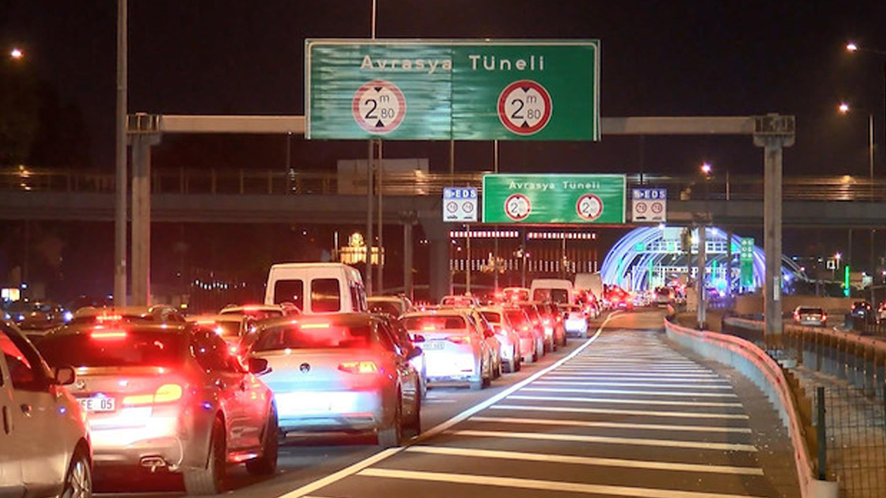 Avrasya Tüneli'nde araç yangını! Anadolu yönü trafiğe kapatıldı