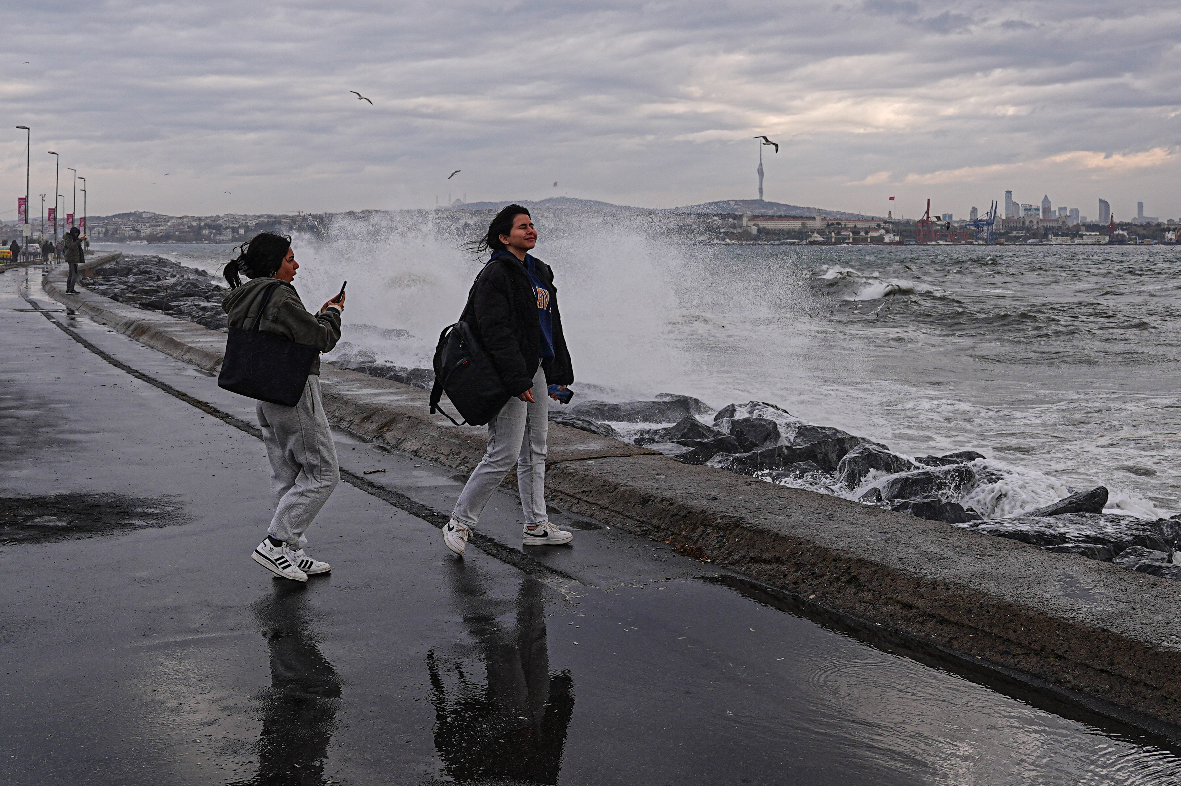 Bugünkü güneşli havaya aldanmayın! İstanbul için saat verildi