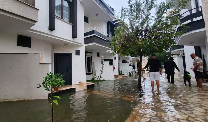 Antalya sel ile boğuşuyor: Otel su altında kaldı, 400 turist tahliye edildi