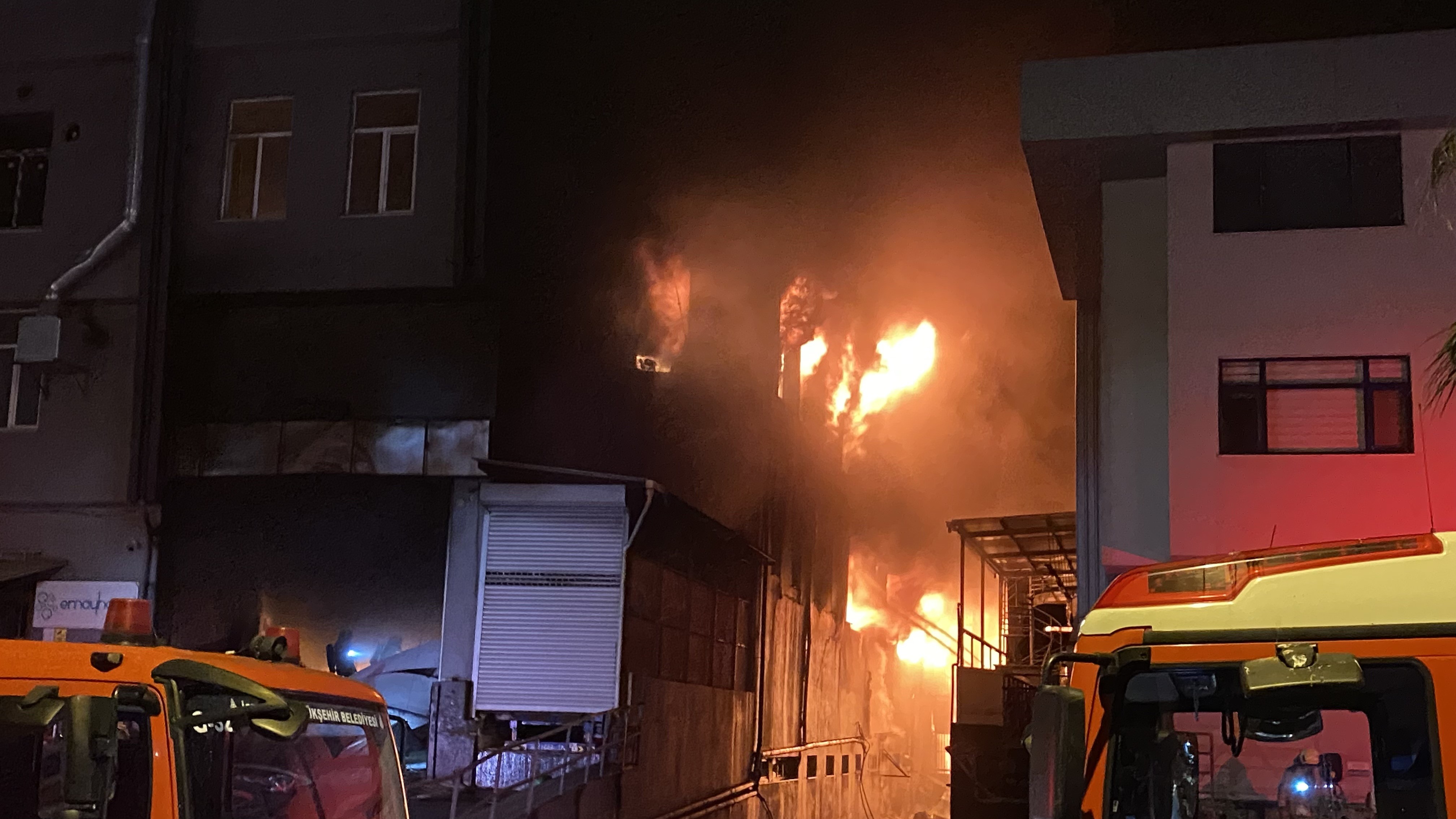 Beylikdüzü'nde yangın! Peş peşe patlama sesleri duyuldu