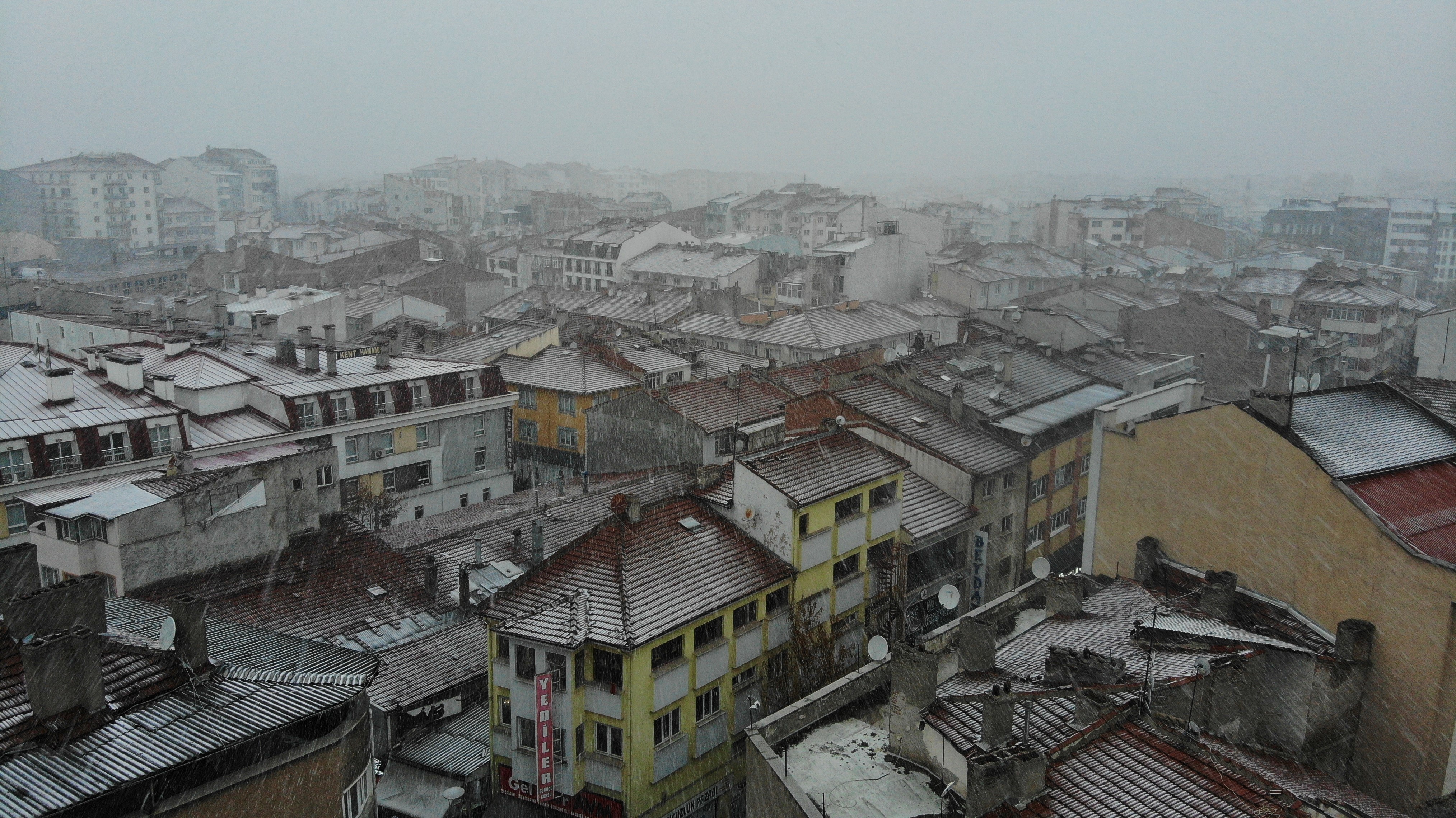 Eskişehir'de yılın ilk karı: Kent beyaza büründü