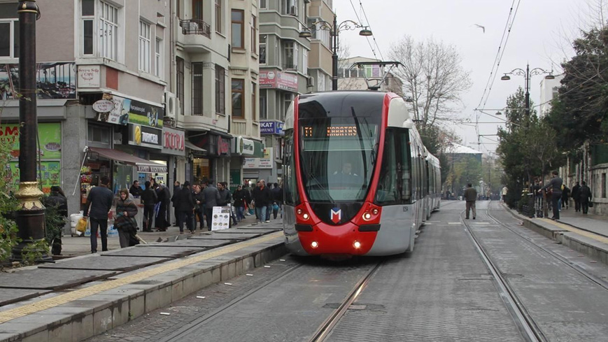 İstanbul'da tramvay arızası! Seferler durdu, vatandaş soğuk havada yürüdü