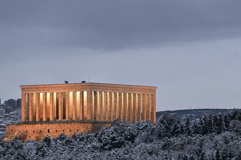 Ankara'da kar yağışı: Anıtkabir'de kartposttalık görüntü!