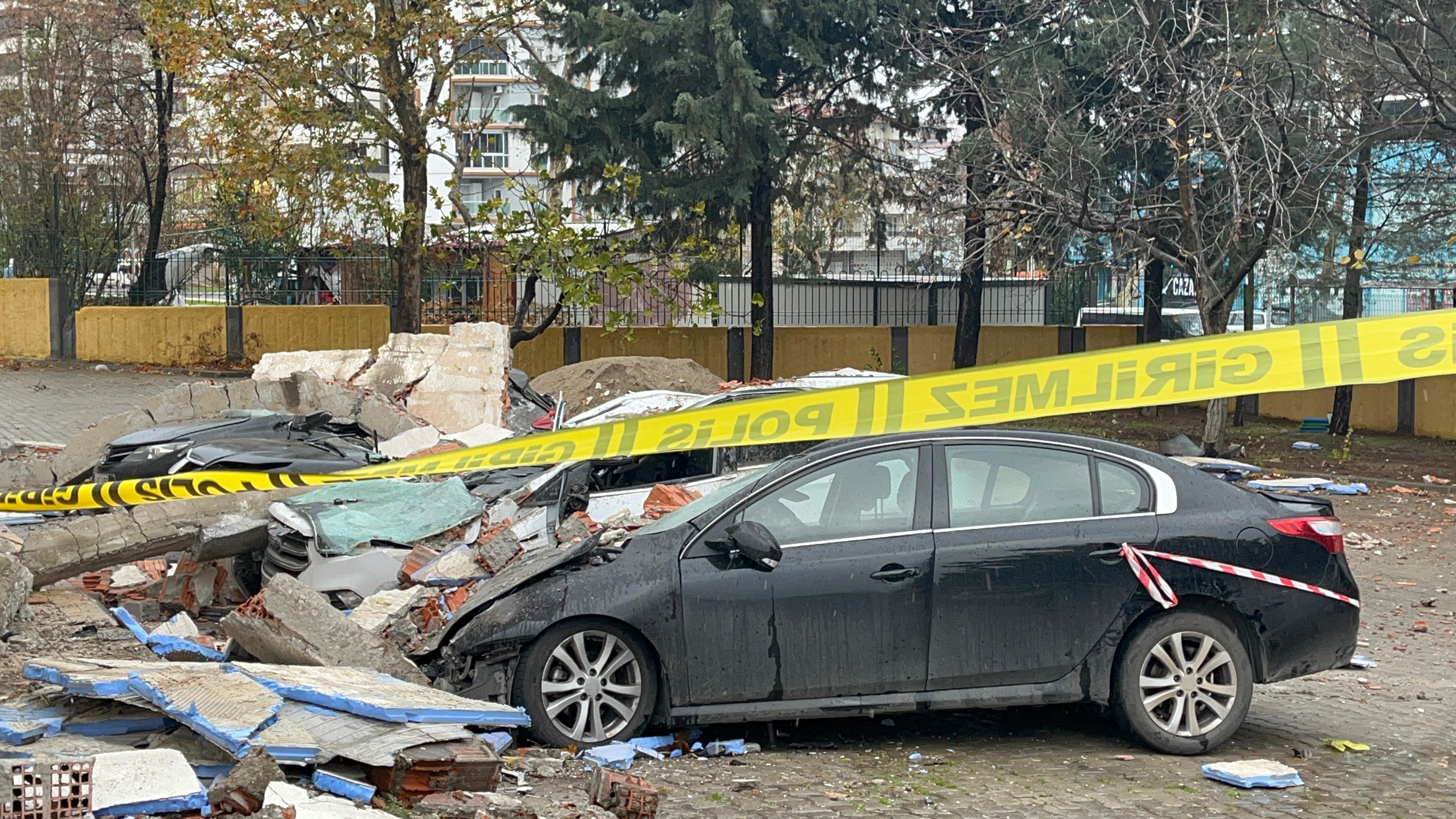 Veli toplantısı sırasında otomobillerin üzerine duvar devrildi: Çok sayıda yaralı var