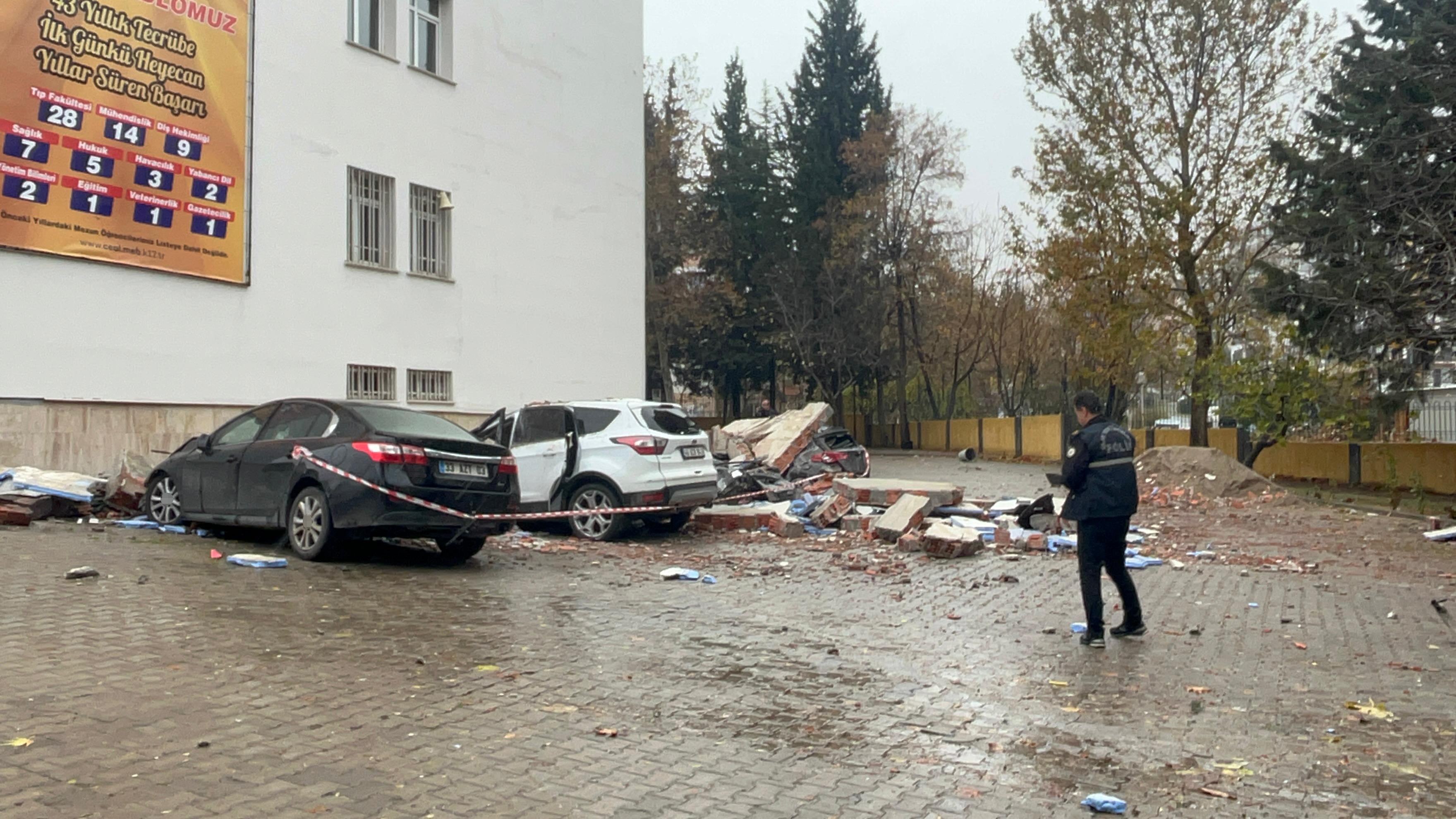 Veli toplantısında faciadan dönüldü! Otomobillerin üzerine duvar devrildi: Yaralılar var