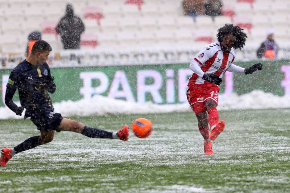 Sivasspor ile Kasımpaşa maçının spikerinden canlı yayında ilginç teklif