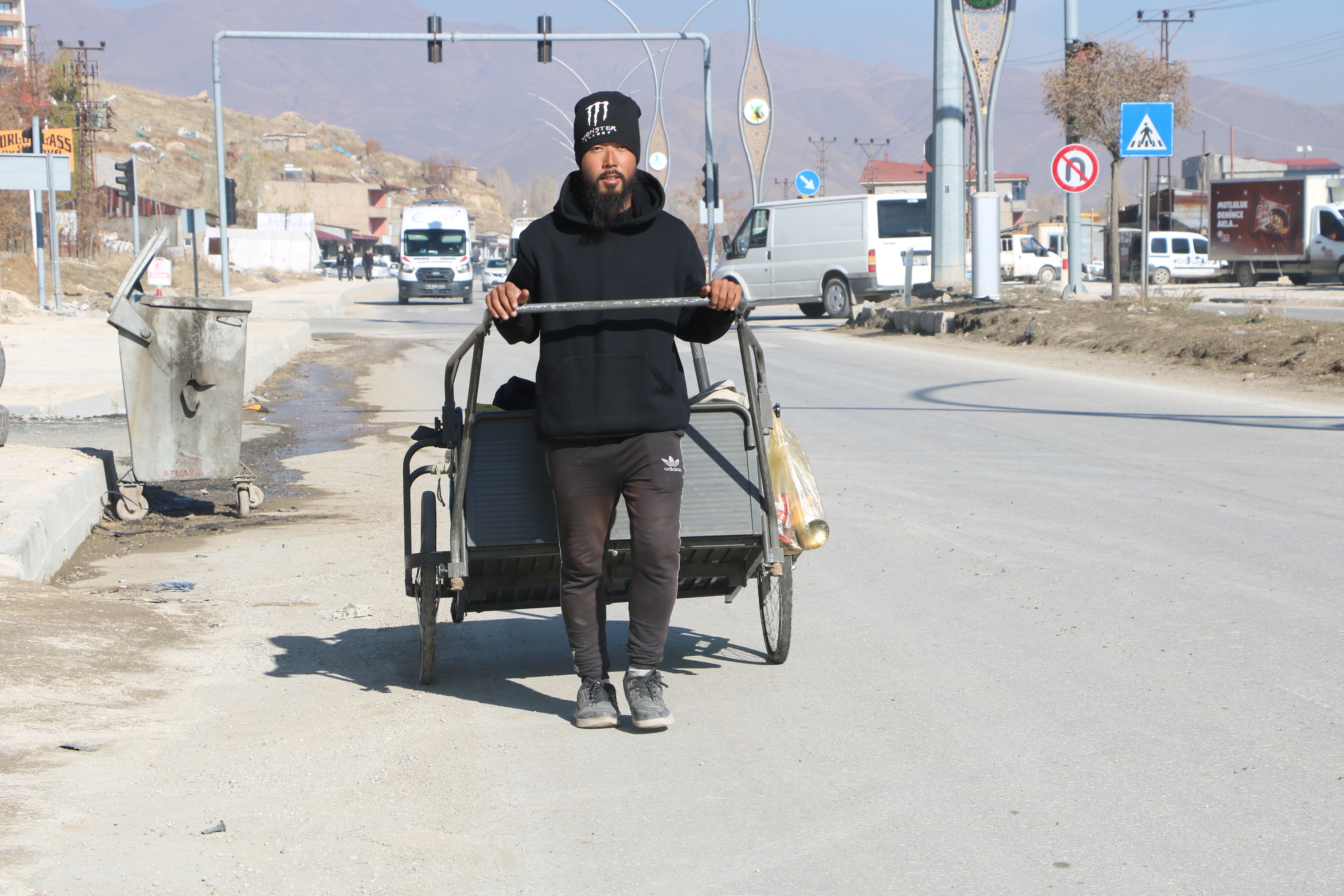 Vietnam'dan yola çıktı, 7 bin kilometre yürüyüp Hakkari'ye ulaştı