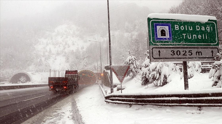 Kar kalınlığı 75 cm, görüş mesafesi 40 metre! 26 Kasım 2024 Bolu Dağı tüneli açık mı, kapalı mı?