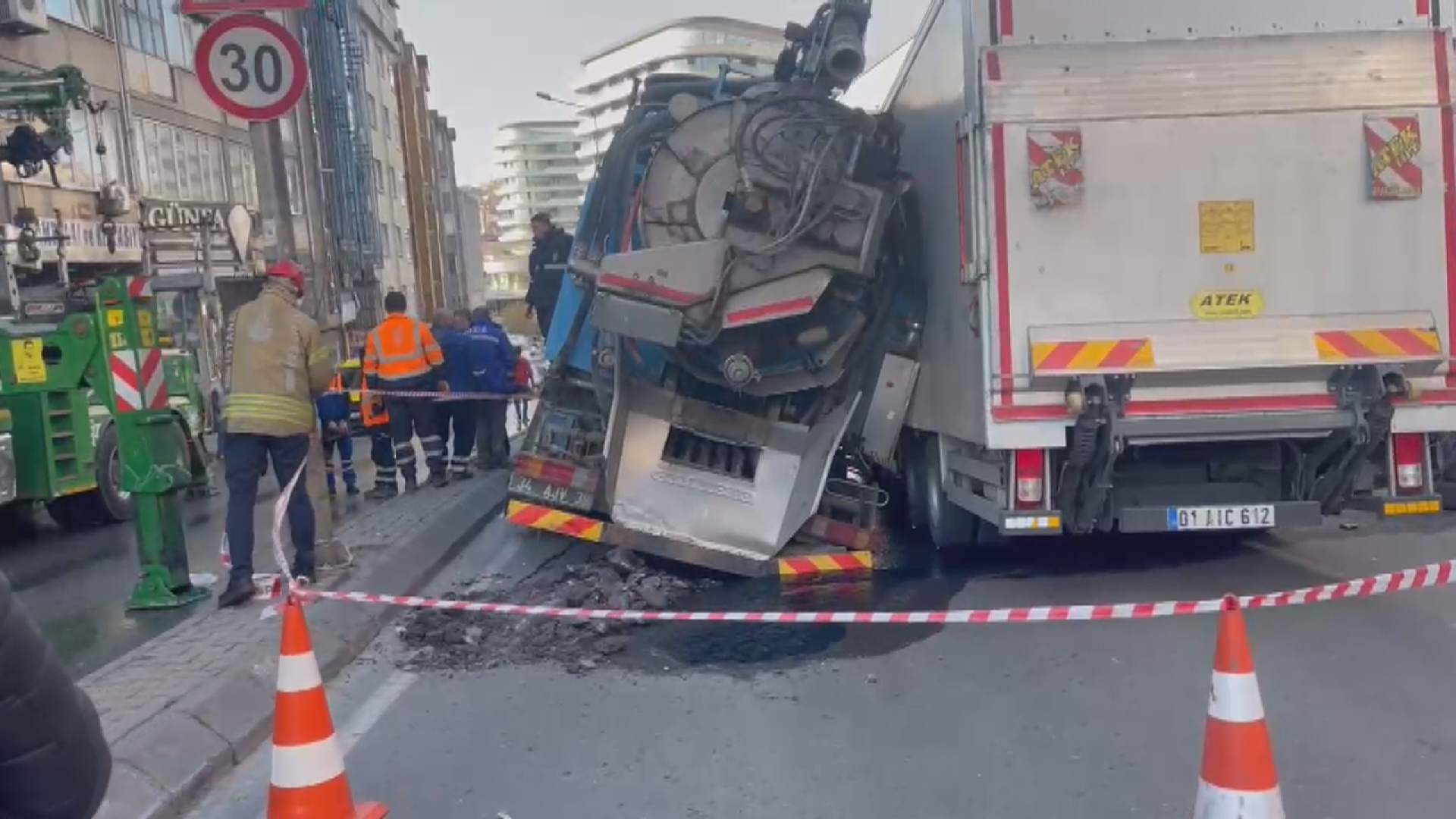 Son dakika! Güngören'de yol çöktü: 2 kamyon içine düştü