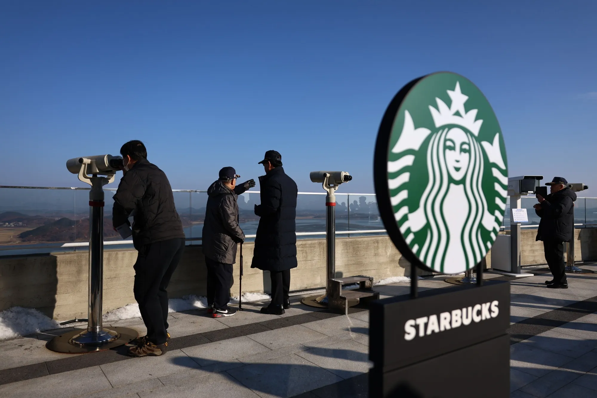 Sınırda Starbucks açıldı: Kahvenizi içerken Kuzey Kore’yi izleyin!