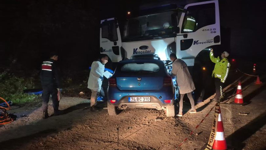 Eğlence dönüşü yarış yapan araç kamyonun altına girdi: Çok sayıda ölü var