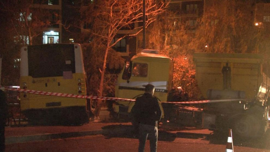 İstanbul'da korkunç kaza! İETT otobüsü kamyonla çarpıştı: Şoför yaralandı