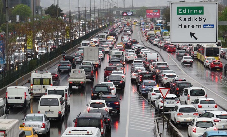 İstanbul'da sağanak ve pazartesi trafiği! Yüzde 80'i buldu