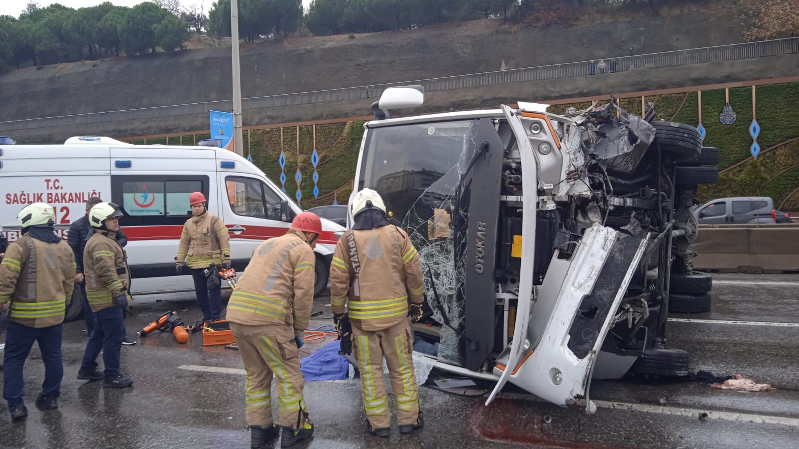 İstanbul'da servis devrildi: Ölü ve yaralılar var