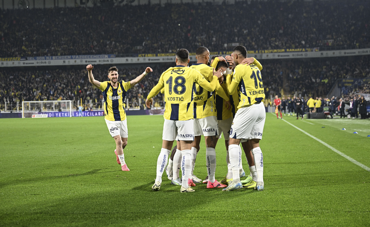 Fenerbahçe, Kadıköy'de hata yapmadı: Zirveyle fark 3 puana düştü