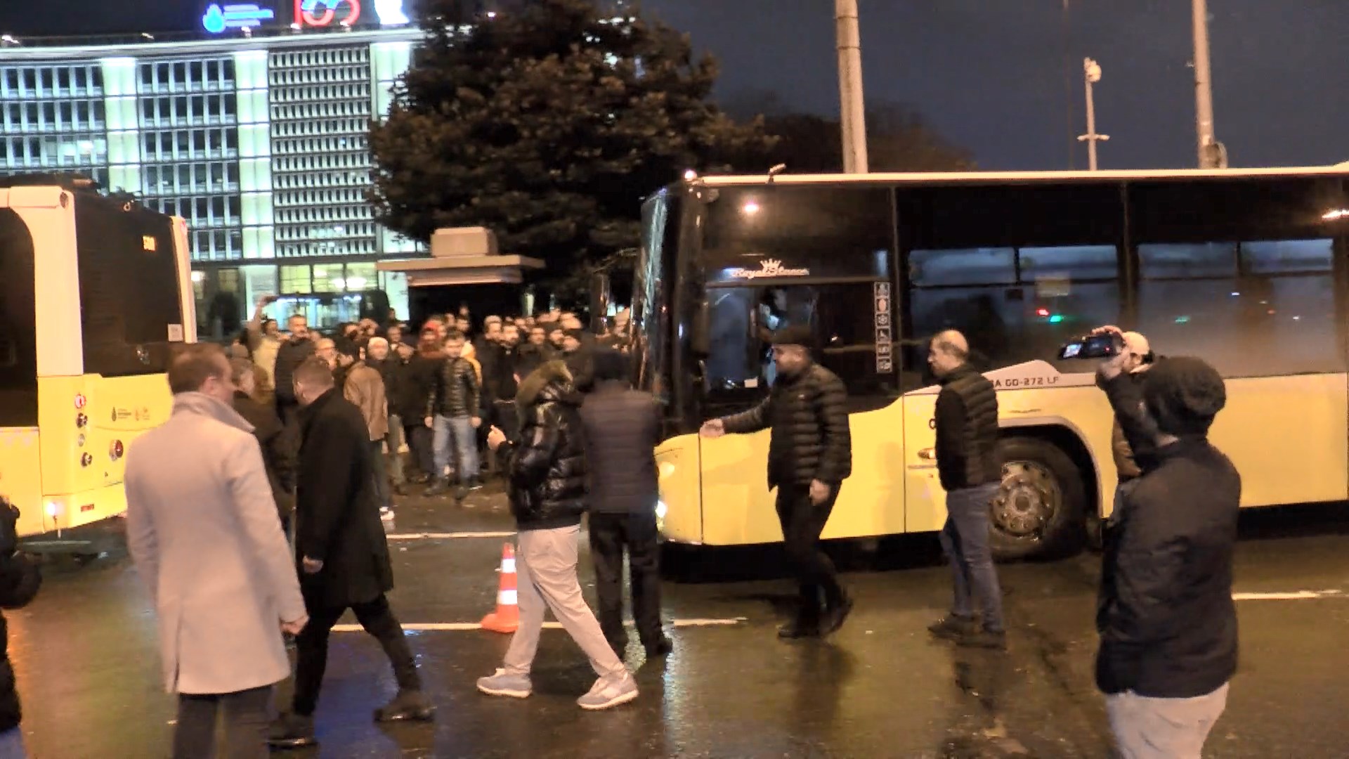 Özel halk otobüsü şoförlerinden İBB önünde eylem