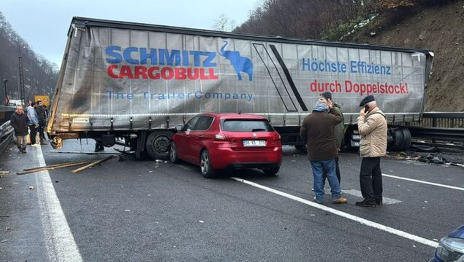 Bolu Tüneli İstanbul yönüne doğru trafiğe kapandı. Makaslayan TIR'a otomobil çarptı, faciadan dönüldü