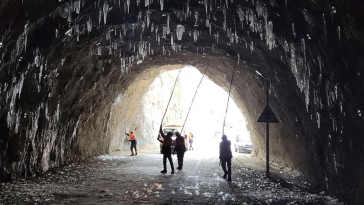 Tünel bile buz tuttu! O memlekette böyle soğuk görülmedi: Buz sarkıtları 2 metreyi buldu